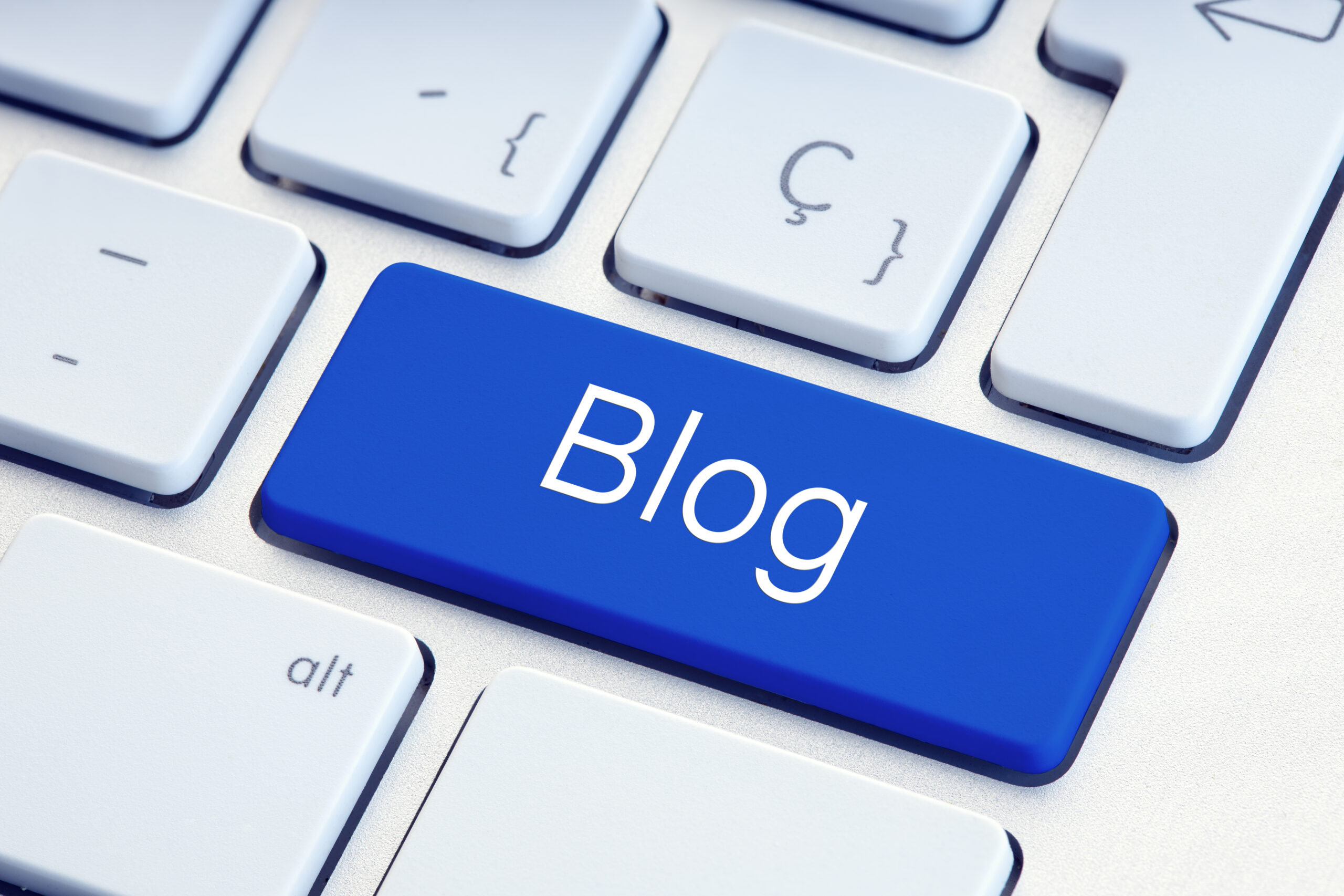 Destacando la importancia del blog en tu página web en un teclado.